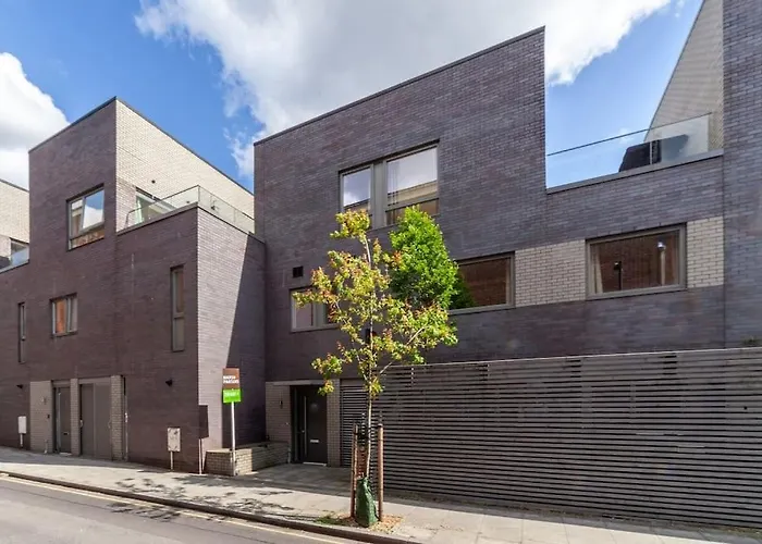 Stunning 5-Bedroom Retreat In The Heart Of London