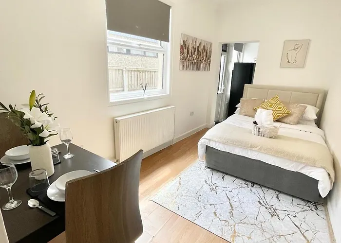 Studio Flat With Private Patio In Stratford