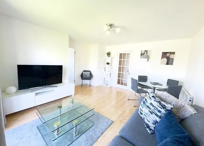 Thames View Apartment In London