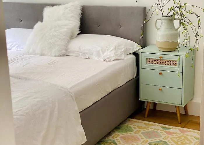 Richmond - Double Bedroom With Garden View