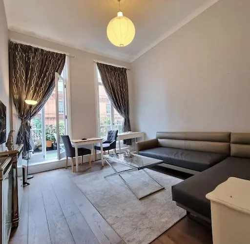 Earls Ct Apartment With Terrace