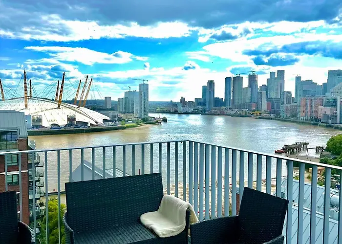 Beautiful View To Canary Wharf , O2 Arena , Near By London Excel 3-Beds