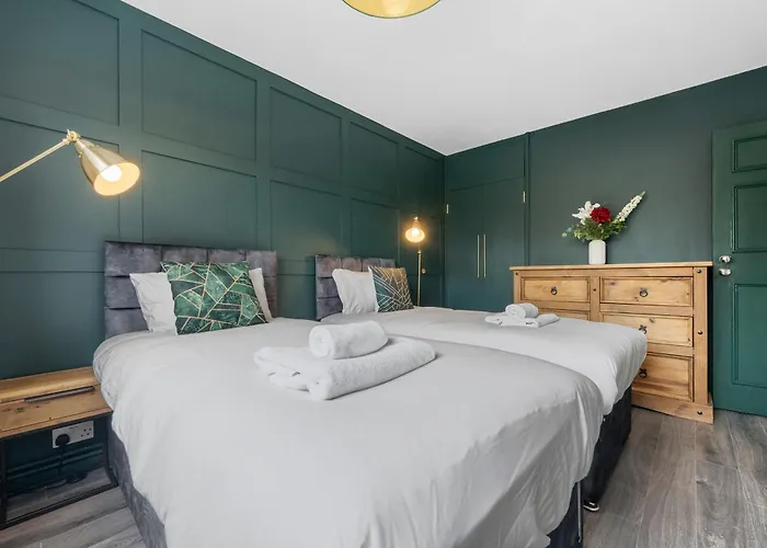 Spacious 3 Bedroom Whitechapel Apartment With Garden By Gold Stays