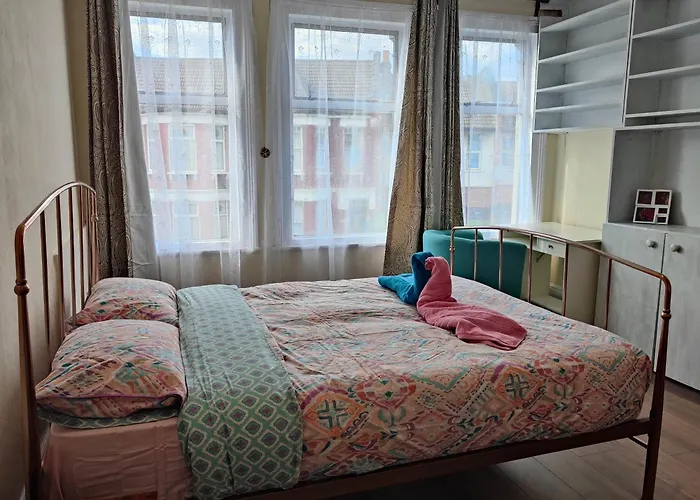 Elegant King Bed Get Away
