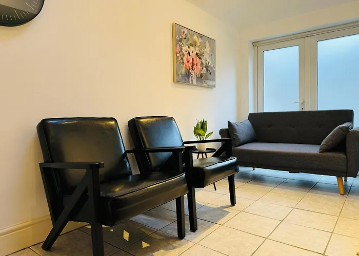 Falcon - 2 Bedroom Ground Floor Flat In Central London