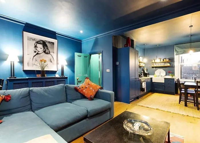 Bright, Colourful 2 Bed Home, 15 Mins From Central