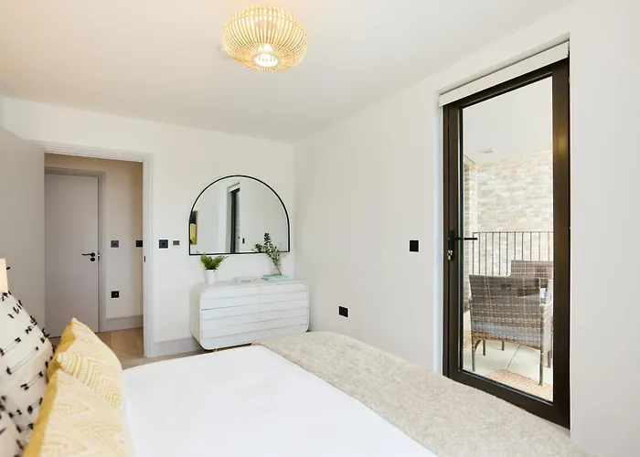 The South Wimbledon Escape - Lovely 3Bdr With Balcony