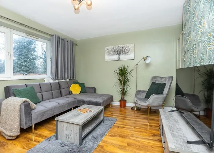 Ground Charming 3 Bedroom Flat With Private Garden