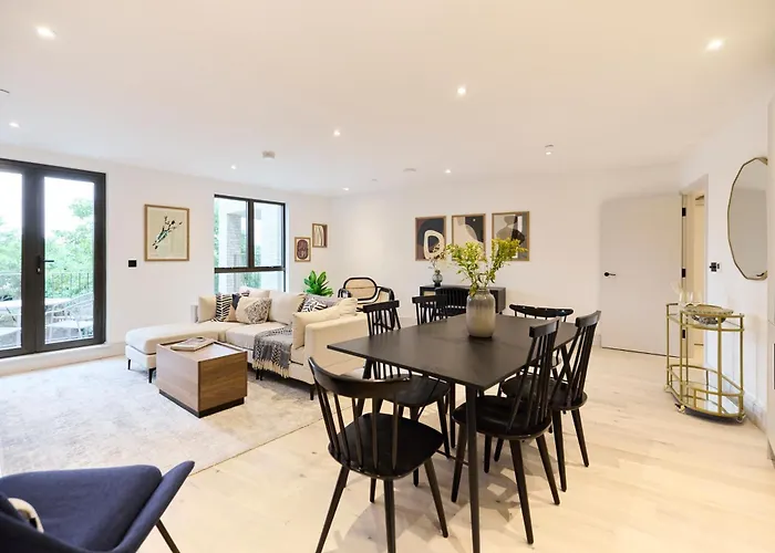 The South Wimbledon Place - Adorable 2Bdr Flat With Balcony