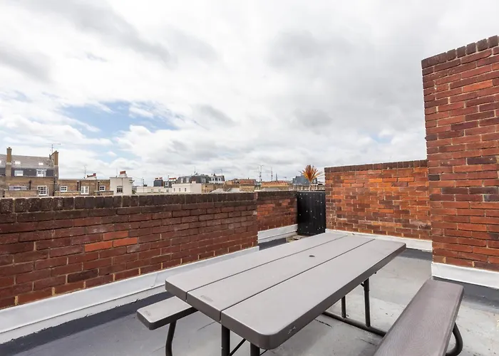 Unique Spacious Central 3 Bedroom With Rooftop Terrace