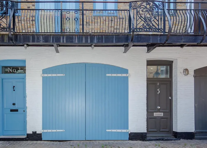 Contemporary 2 Bedroom House In Vibrant Shepherds Bush
