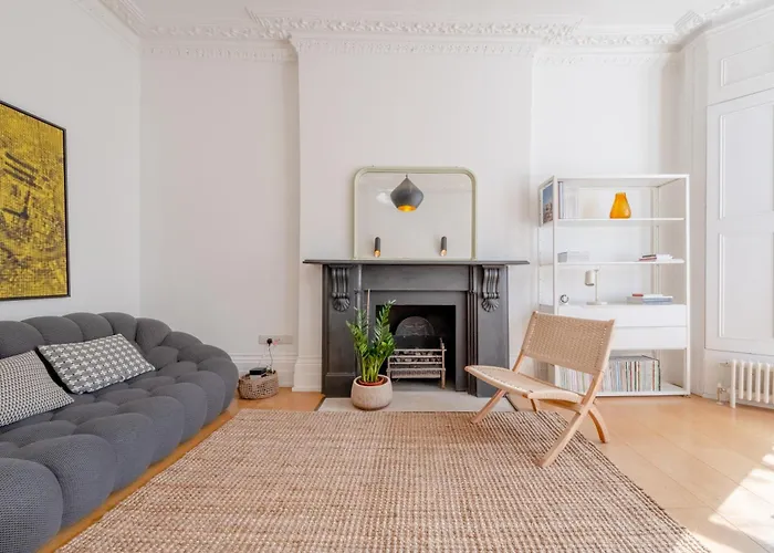 Stylish & Light Victorian 2Bd Flat - Holland Park