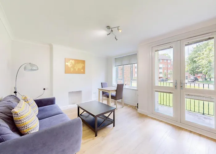 Lovely 2 Bed With Balcony Near East Putney Station