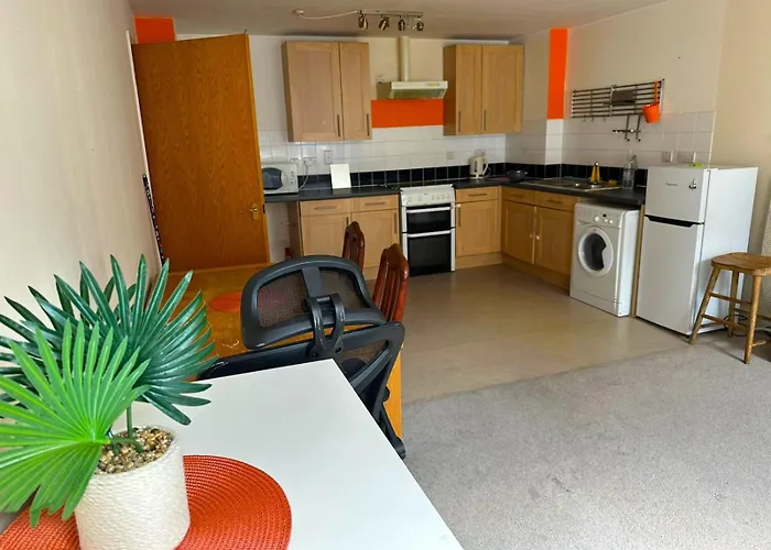 Ealing Common - Orange Apartment
