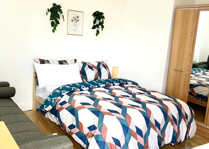 Spacious Double Room Near The City