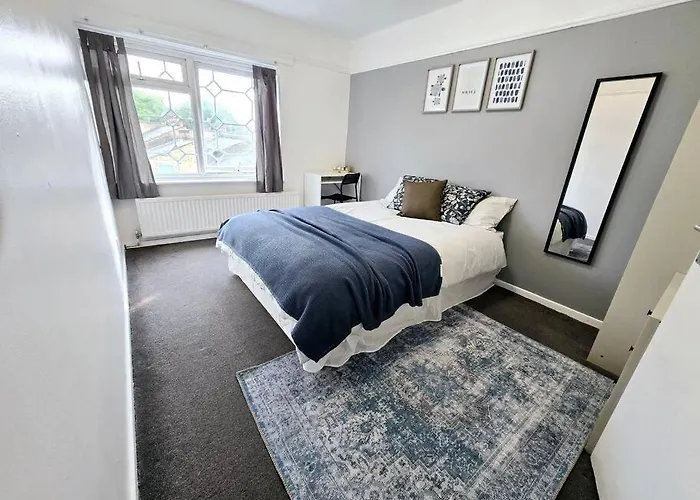 Beautiful Rooms In Prime Location!
