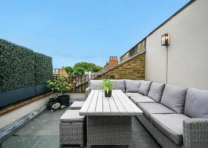 Stylish 2Bed 2 Bath House With Balcony