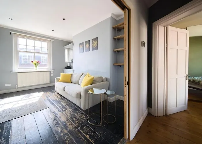 Top-Floor Covent Garden Flat