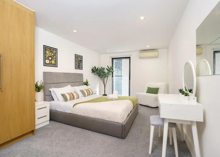 Modern 3 Bed 2 Bath Apartment Hyde Park