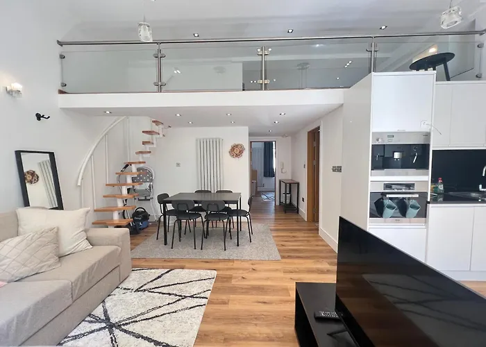 3.5 High Ceilings - Centrally Located