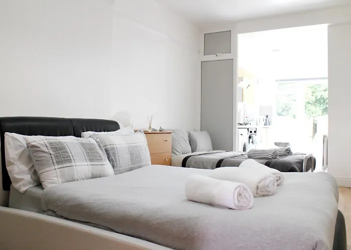 Large Studio Garden Flat On Golders Green Road