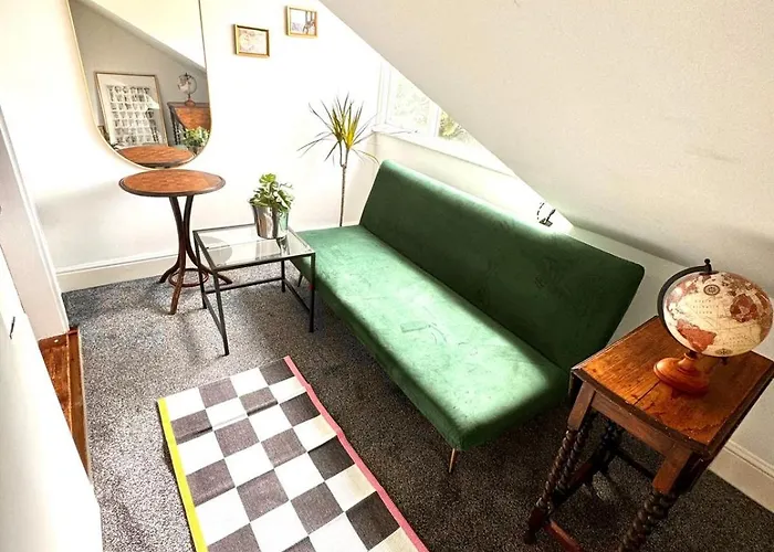 Stylish Top Floor Flat In The Heart Of Camden!