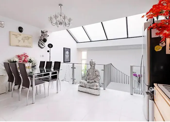 Lockable Ensuite Room In Modern Space With Shared Kitchen Fast Wifi