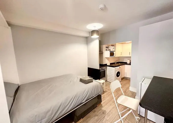 Charming Studio Apartment In Lee