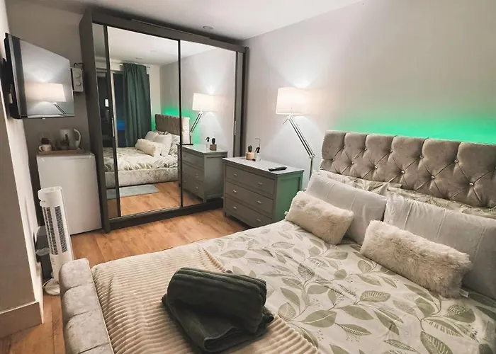 Tropical Room With Private Bathroom And Patio