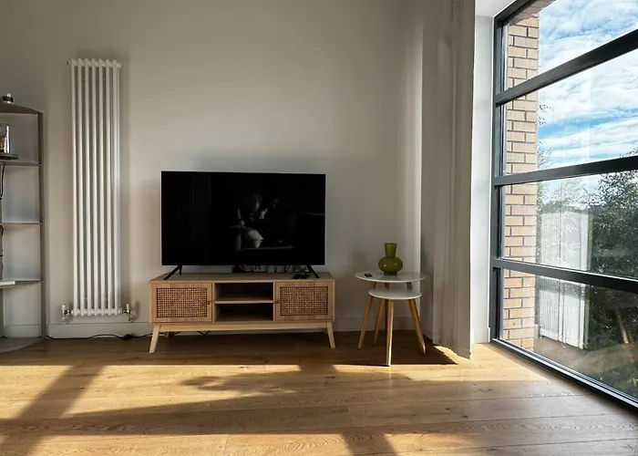 London City Island 1 Bedroom Luxury Apartments, Private Balcony