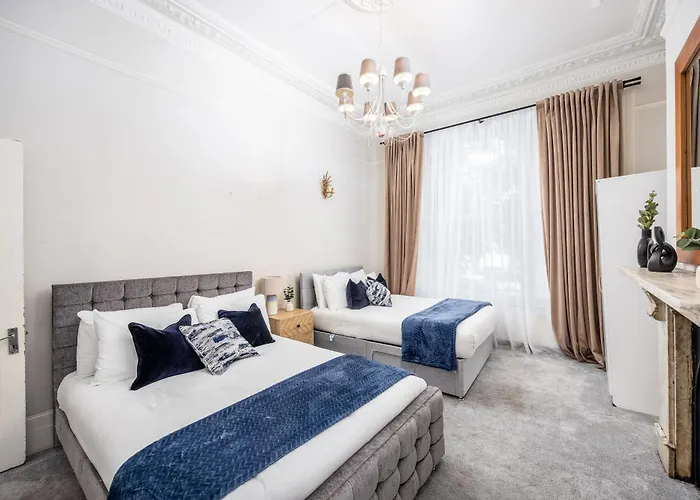 Elegant & Spacious Apartment - Minutes To Kensington