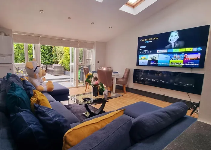4 Bed Home With Cinema, F1 Racing Sim, 1 Gb Internet, Bbq, Garden, 20 Mins London, Parking, Ev Port, Metro 5 Mins Walk