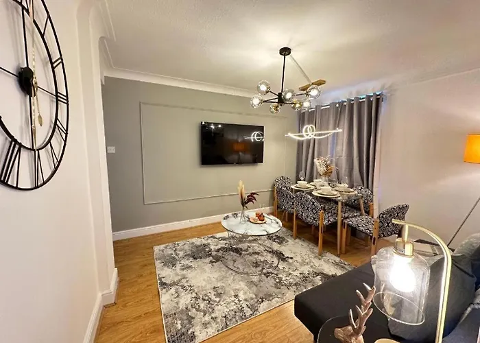 Three Bedroom Apartment Near Hyde Park