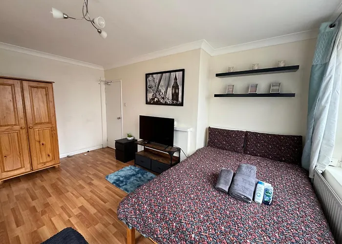 Huge And Affordable 3 Bedroom Flat In Hammersmith For 7 People With Welcome Breakfast