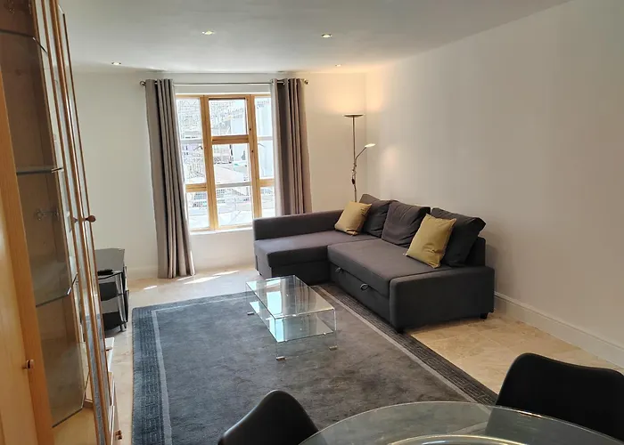 Luxury Two Bedroom Apartment In Bayswater