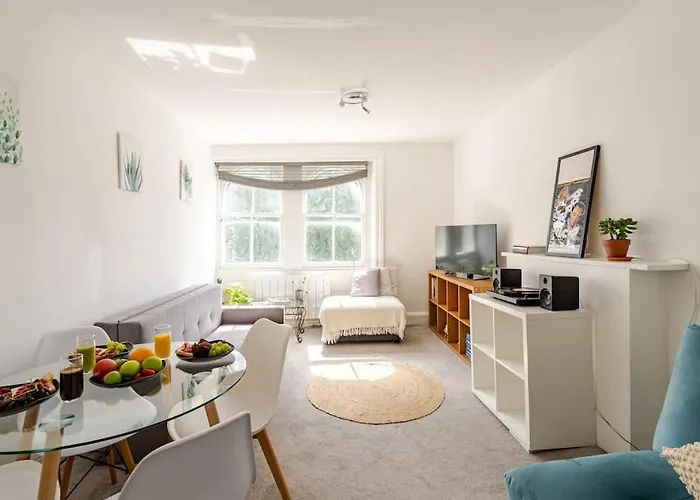 West Oasis - 6 Sleeps - Notting Hill