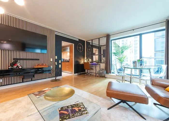 24Hr Concierge, Gym, Pool, Museum, Shopping Centre