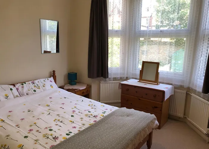 Spacious West London 2 Bedroom Apartment