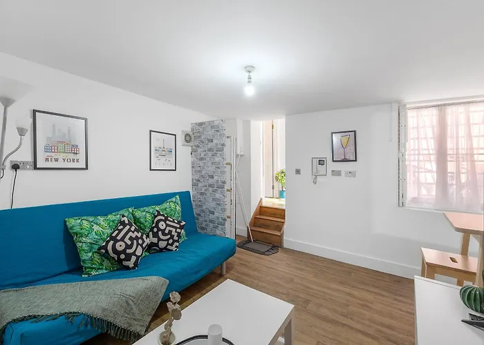 Bright And Spacious 2 Bedroom Flat With Ensuite Bathrooms In London Se5