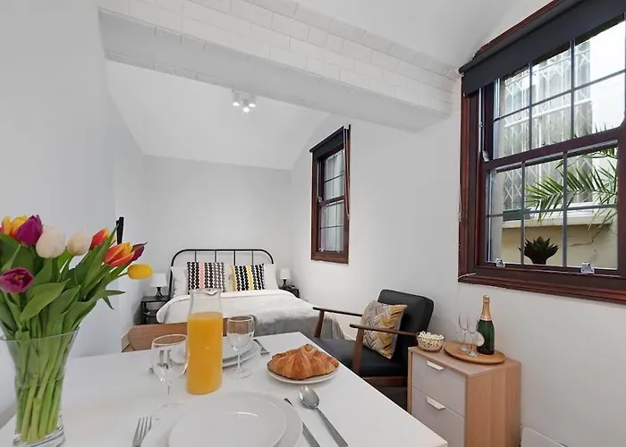 Cosy Little Venice Pied-A-Terre By Morethanstays