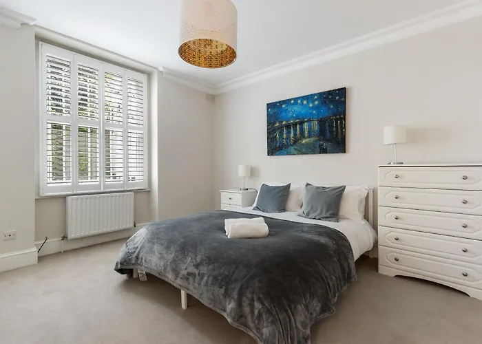 Kensington Spacious Apartment