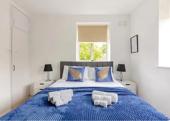 Spacious Two Bedroom Apartment In Battersea, Free Parking