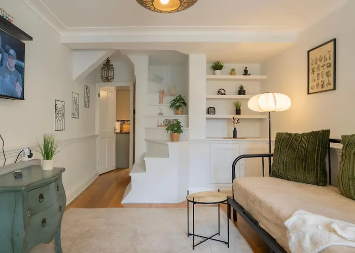 Gorgeous 2Bed House In New Road
