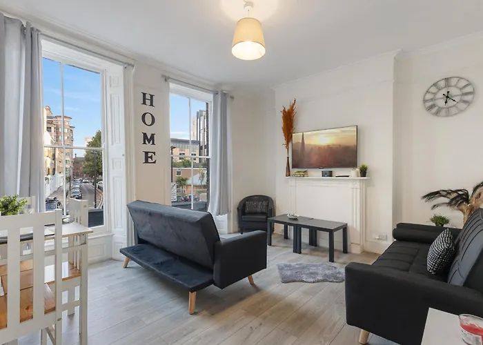 Cozy City Retreat With 4 Bedrooms For Up To 10 Guests
