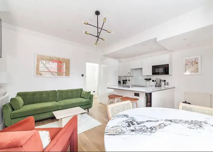 Chic Chelsea Apartment Steps From Kings Road