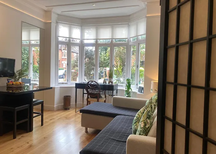 Interior Designed Flat Near Kew Botanical Gardens