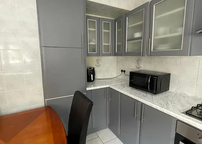 Lovely Spacious 3 Bedroom House With Sofa Bed, 30 Minutes From Central London