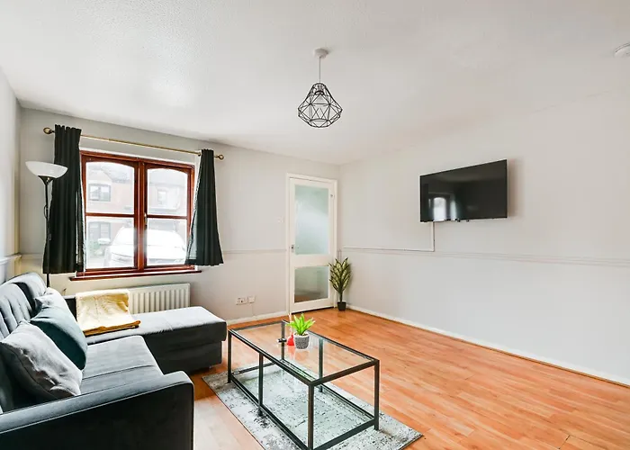 Luxe 2 Bed House In London- Free Parking, Free Wifi, Big Garden