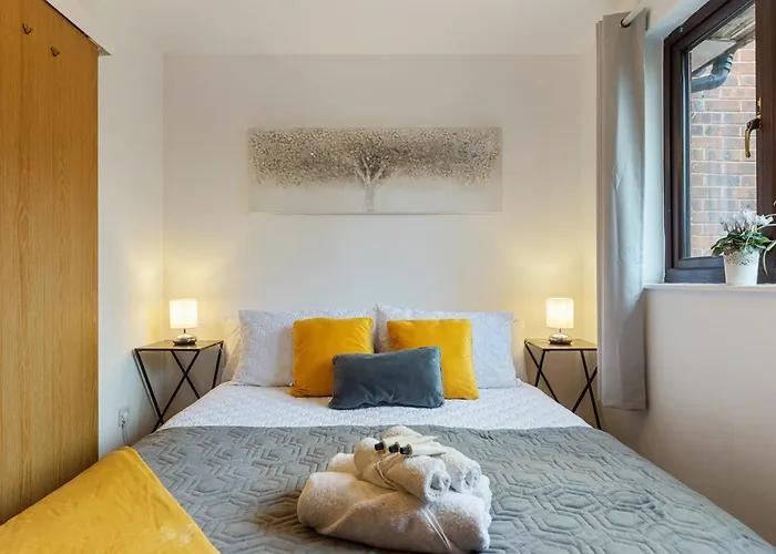 Cosy Canary Wharf House