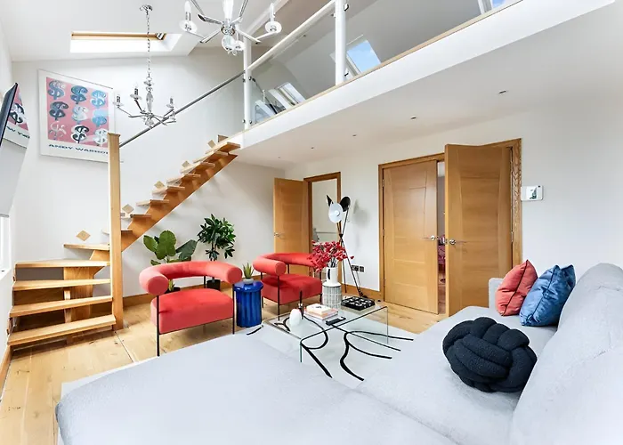Vibrant Urban Escape, Family Friendly - Sleeps 8!